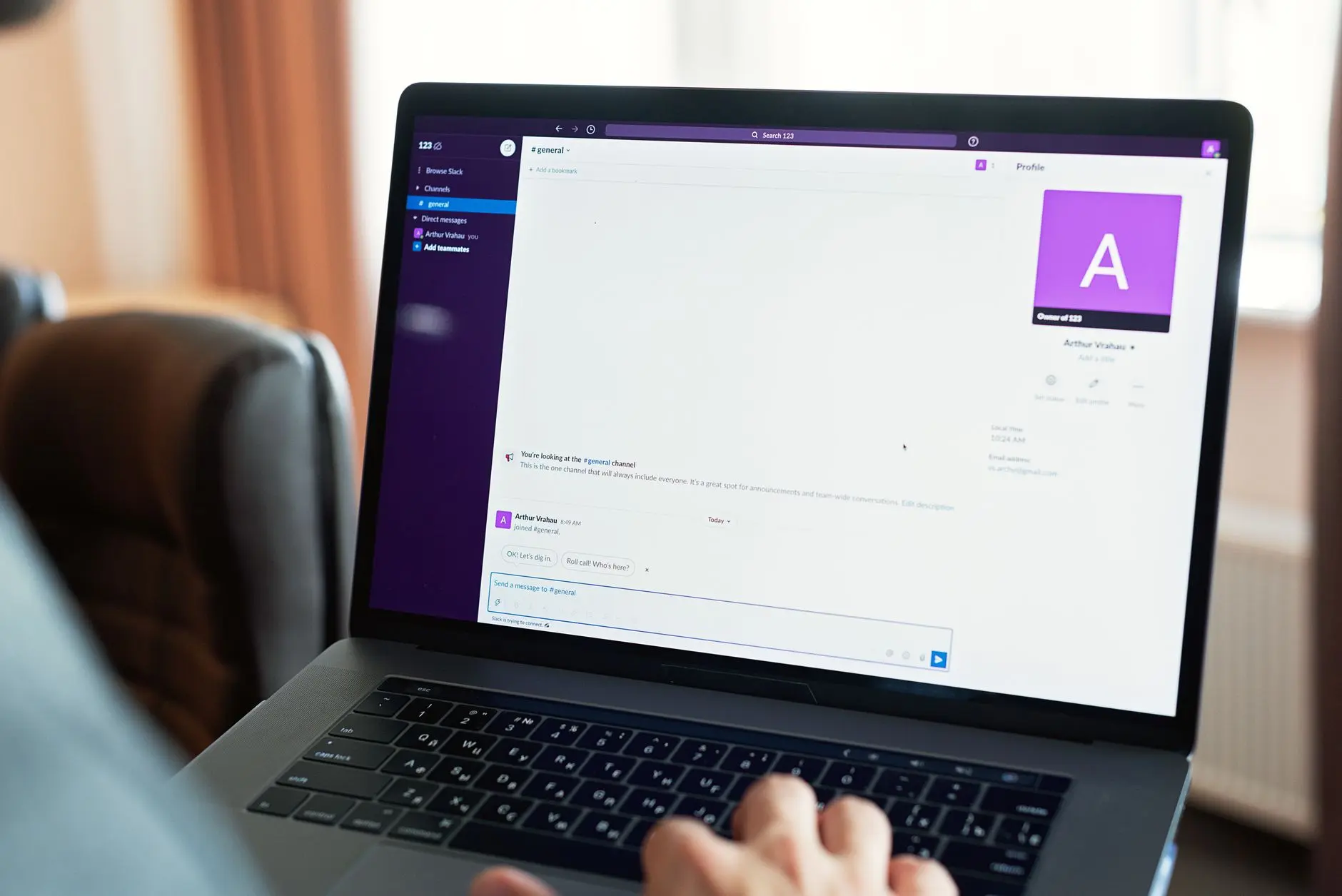 Laptop sa notifikacijom automatizovanog email marketinga na ekranu na stolu