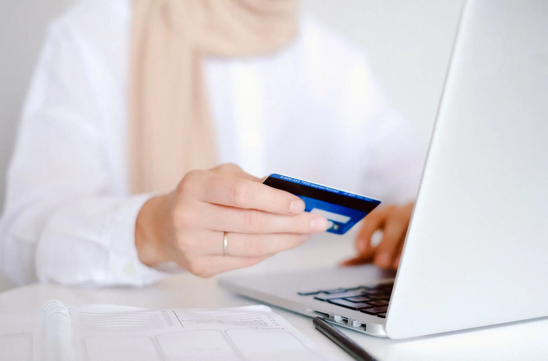 Laptop i mini korpa sa kovertama — email marketing e-commerce prodavnica