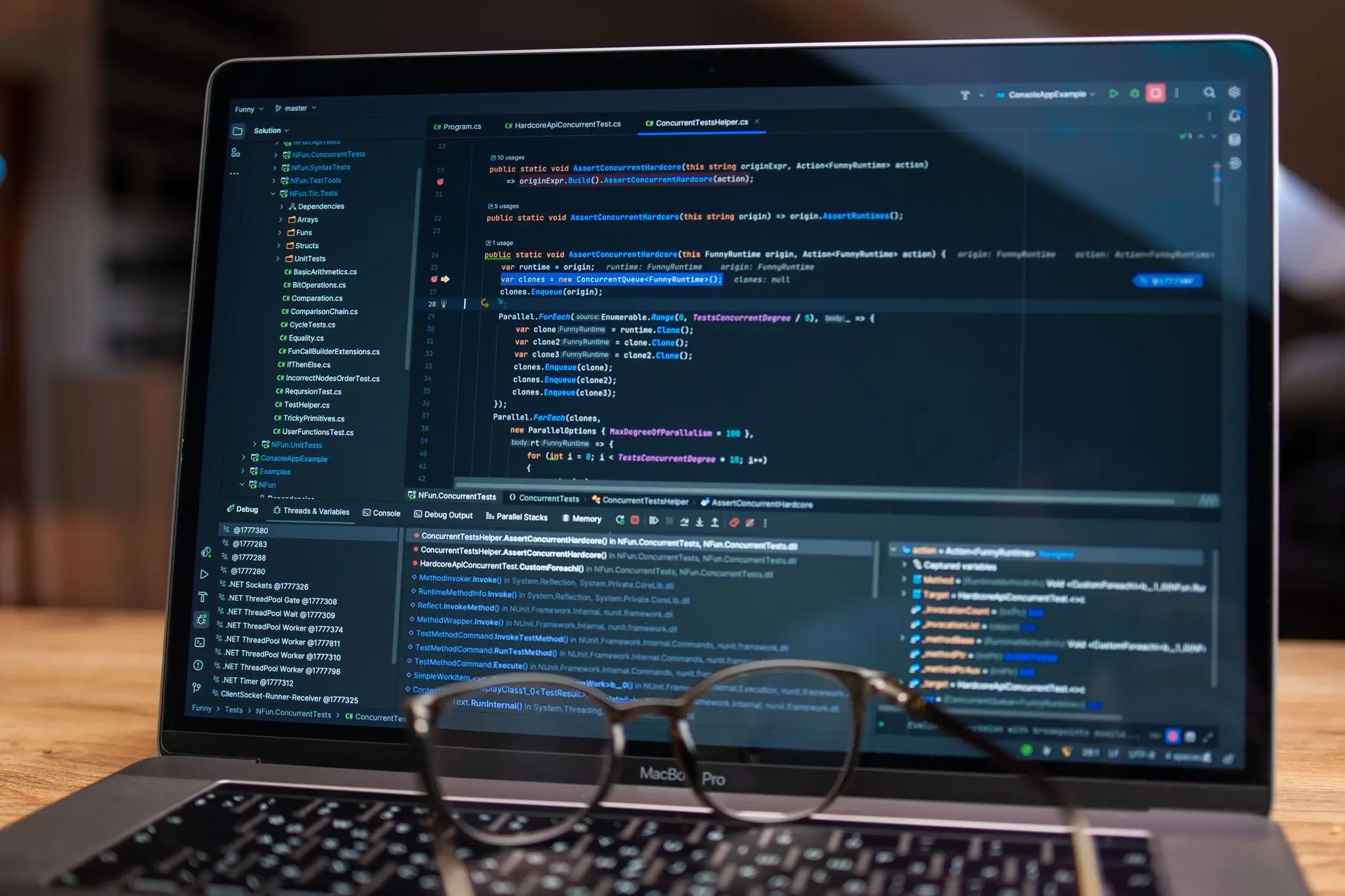 Moderna kancelarija sa računarom prikazuje choose web development agency