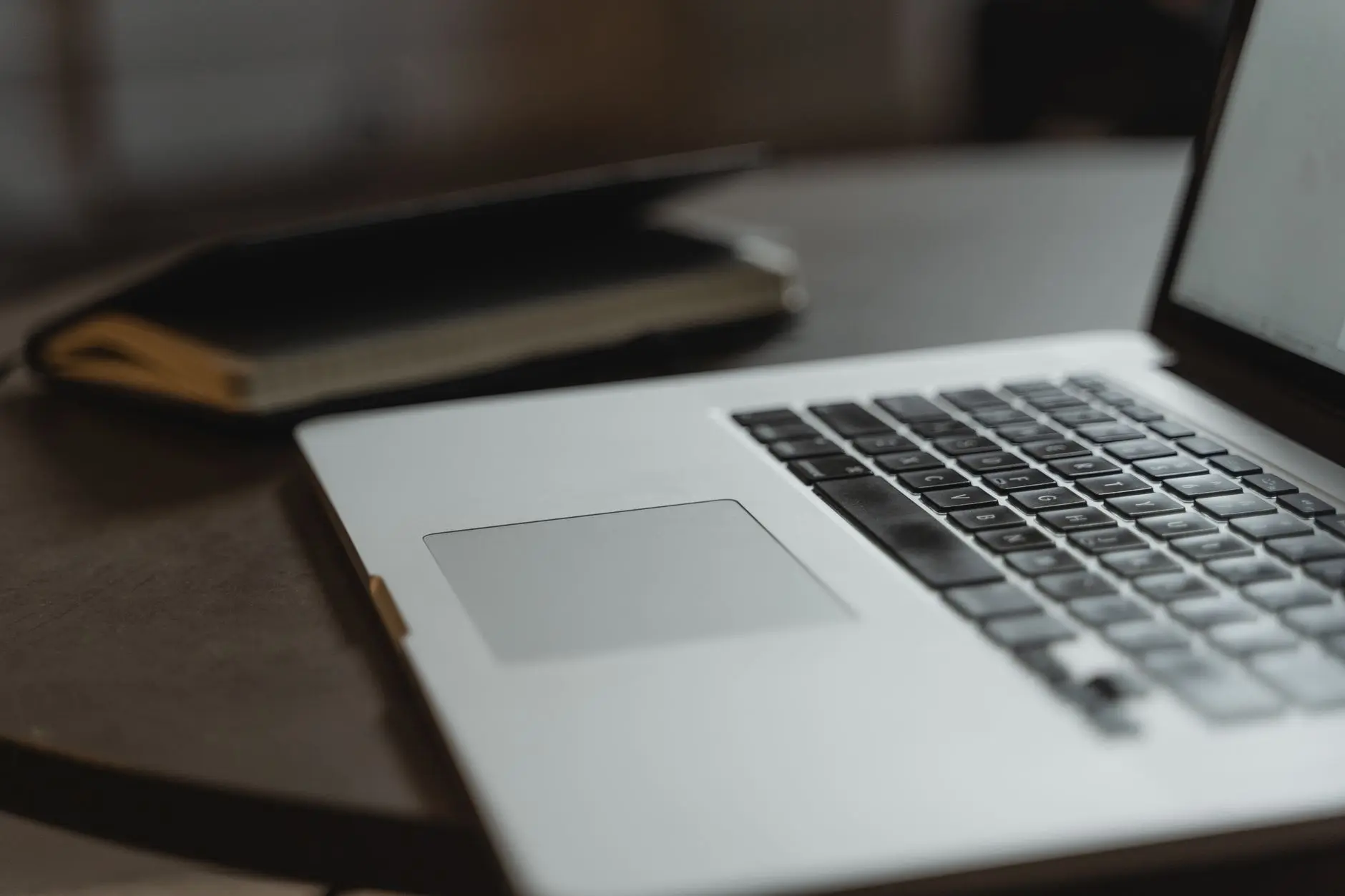 Laptop sa prikazom digitalnog kataloga za automatski opisi proizvoda na stolu
