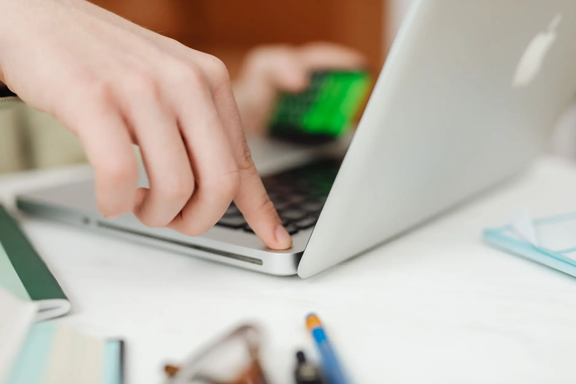Laptop sa prikazom automatizacije webshopa na ekranu u modernom okruženju