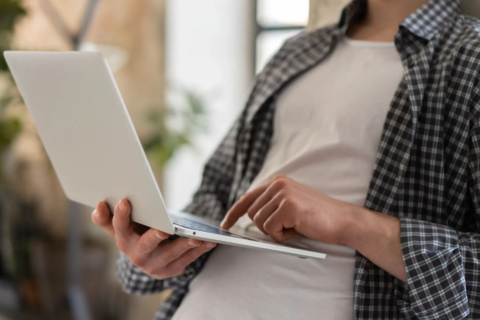 Digitalni katalog sa AI opisima proizvoda prikazan na ekranu laptopa