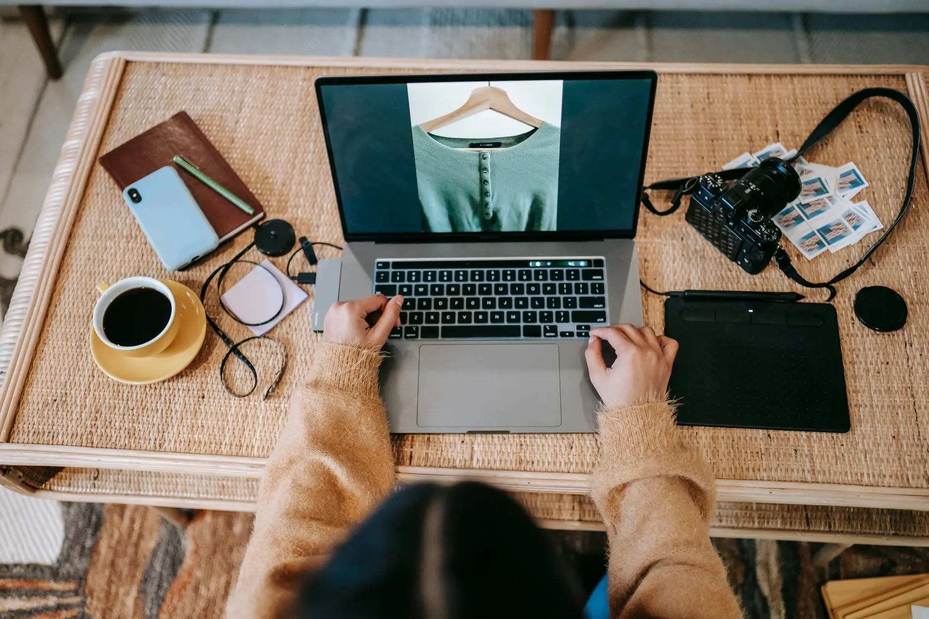Laptop i kutije proizvoda na stolu — AI opisi proizvoda za webshop