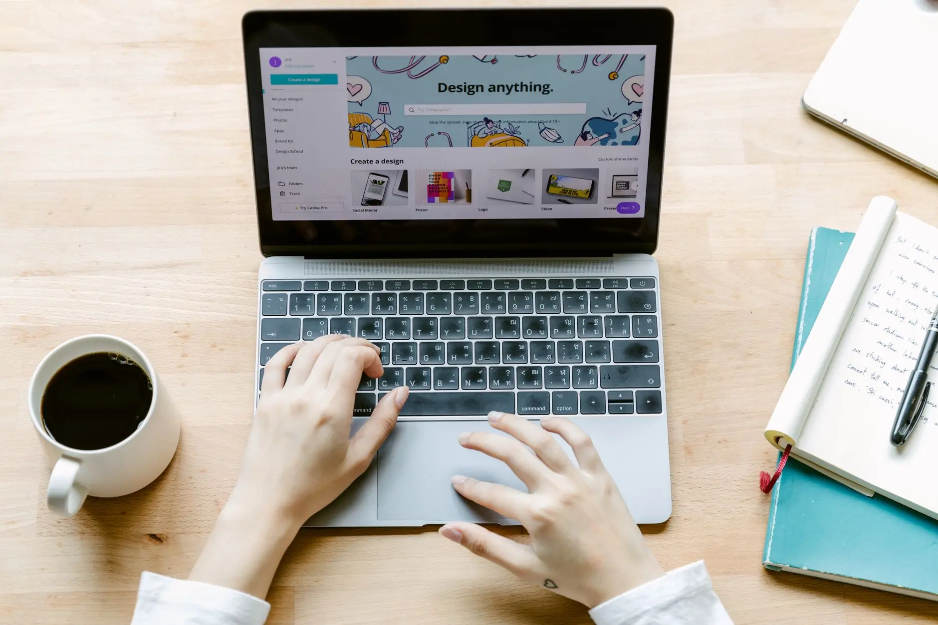 Laptop sa prikazom online prodavnice i kutijama na stolu — kako pokrenuti online prodavnicu