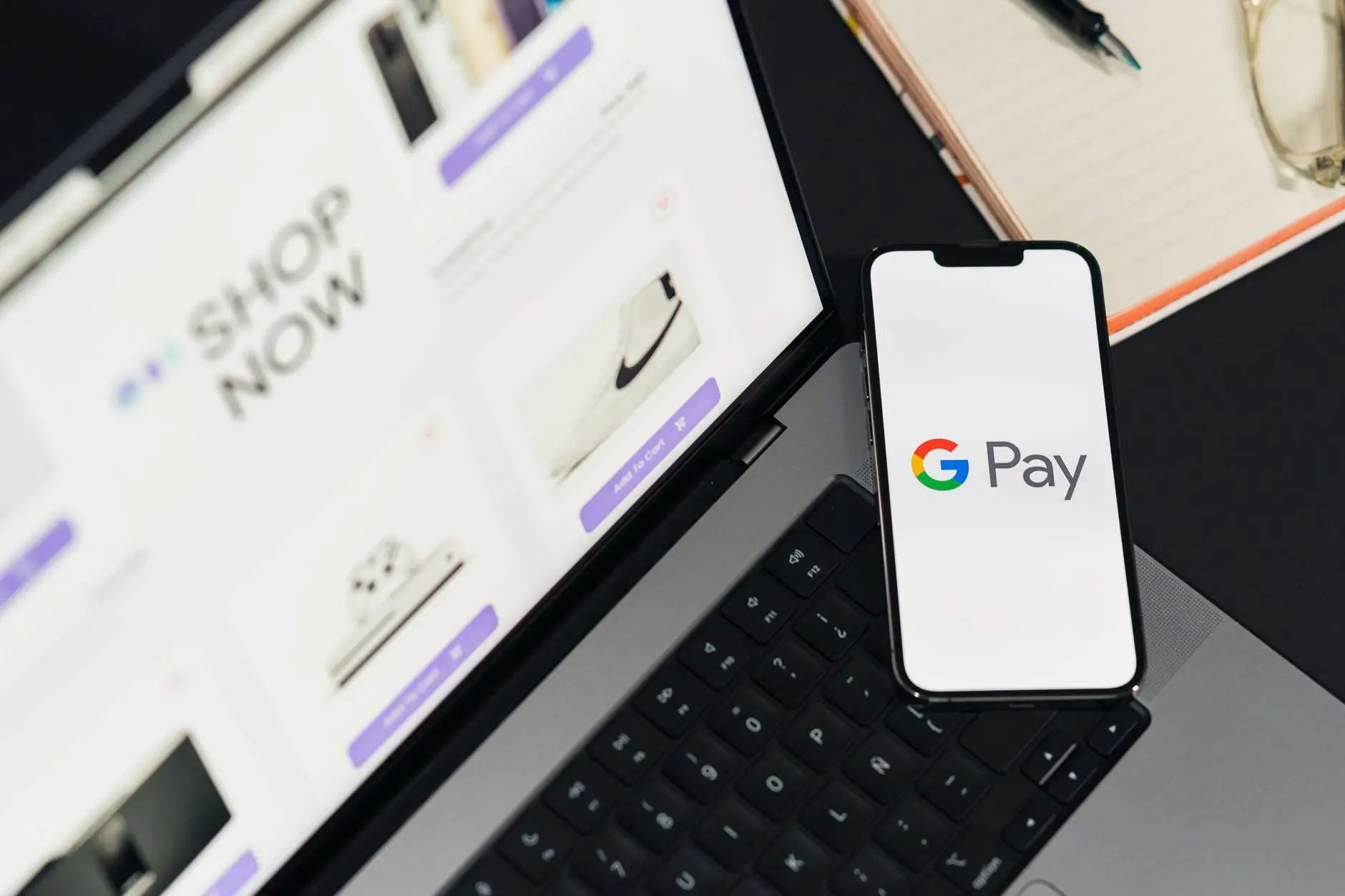Online platni terminal povezan sa laptopom — integracija webshopa sa ERP