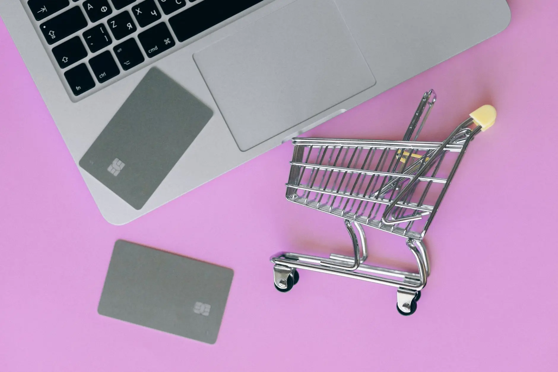 Laptop sa e-commerce automatskim dashboardom i paketima — automatizacija e-commerce