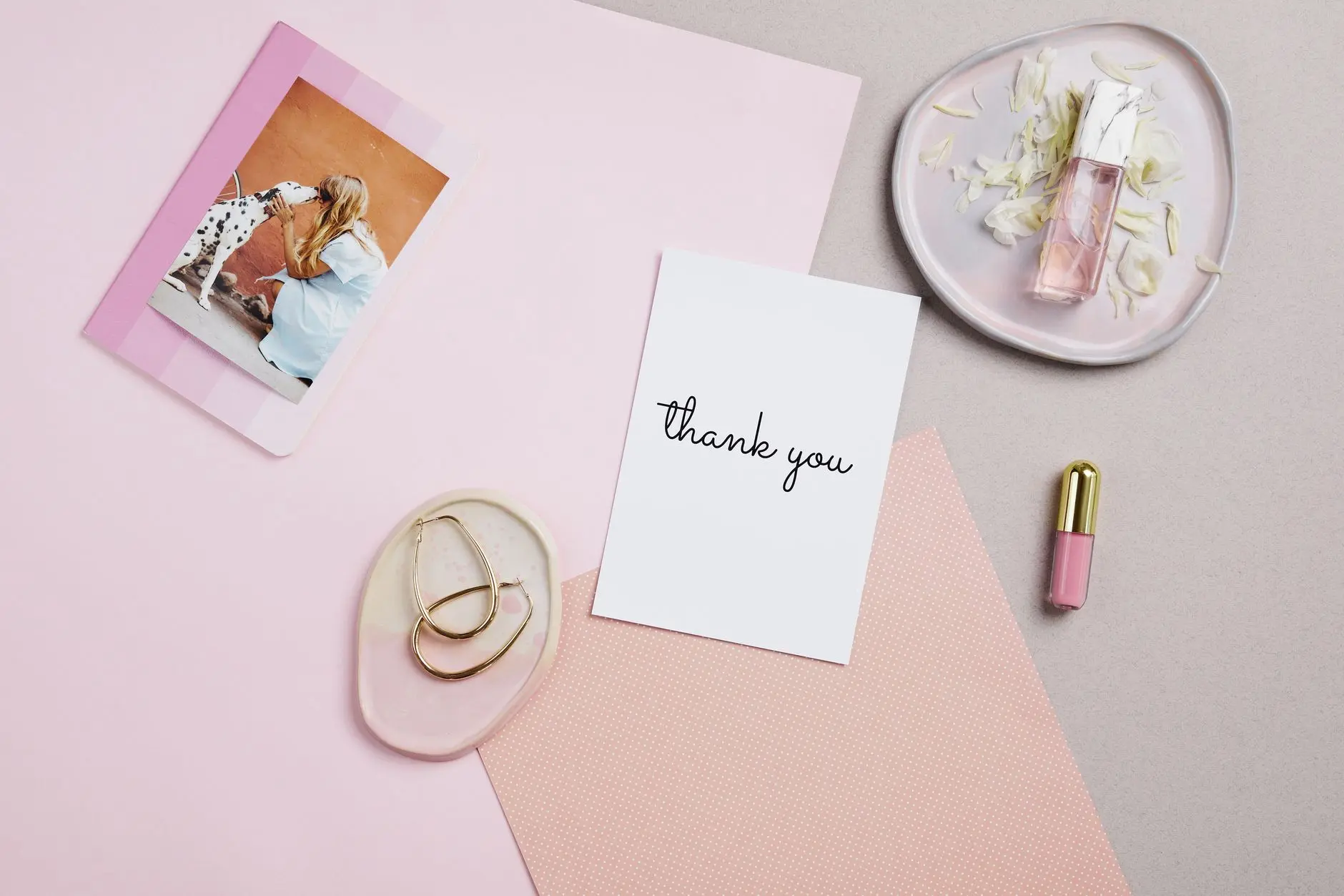 Loyalty kartica i poklon kutija na stolu — email marketing e-commerce