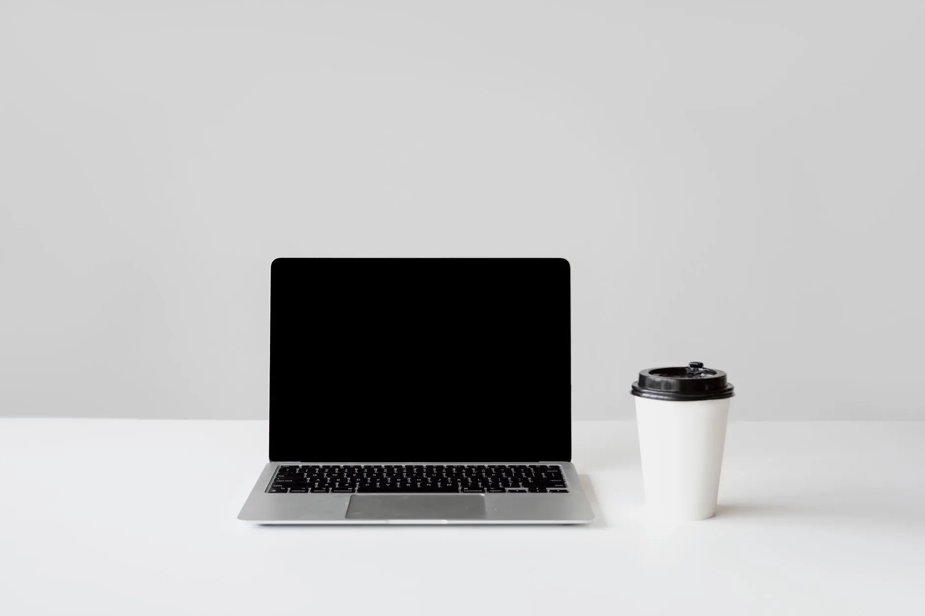 Laptop sa prikazom digitalnog kataloga na ekranu — automatski opisi proizvoda