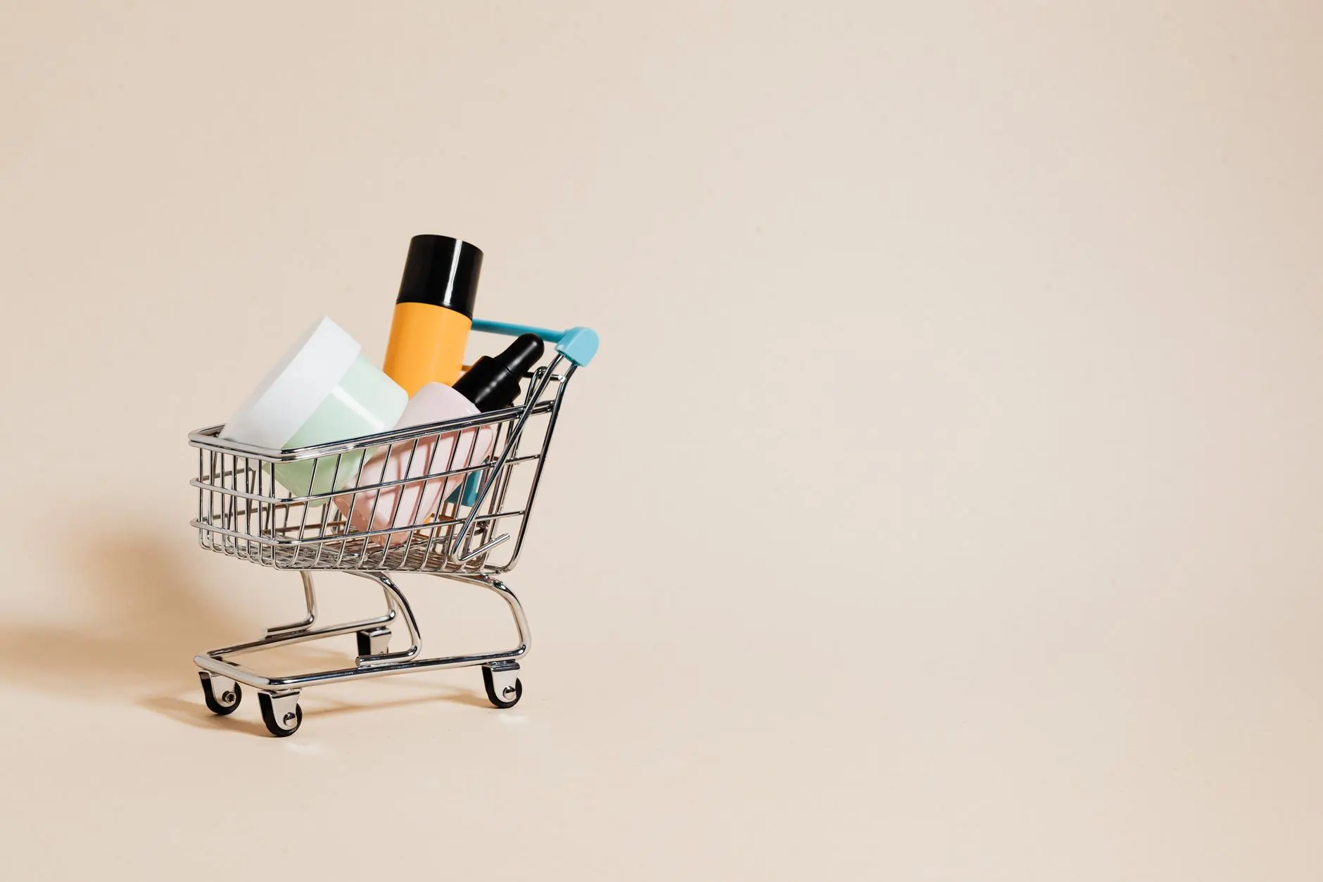 Automatizacija e-commerce prikazana kroz robote i trake u modernom magacinu