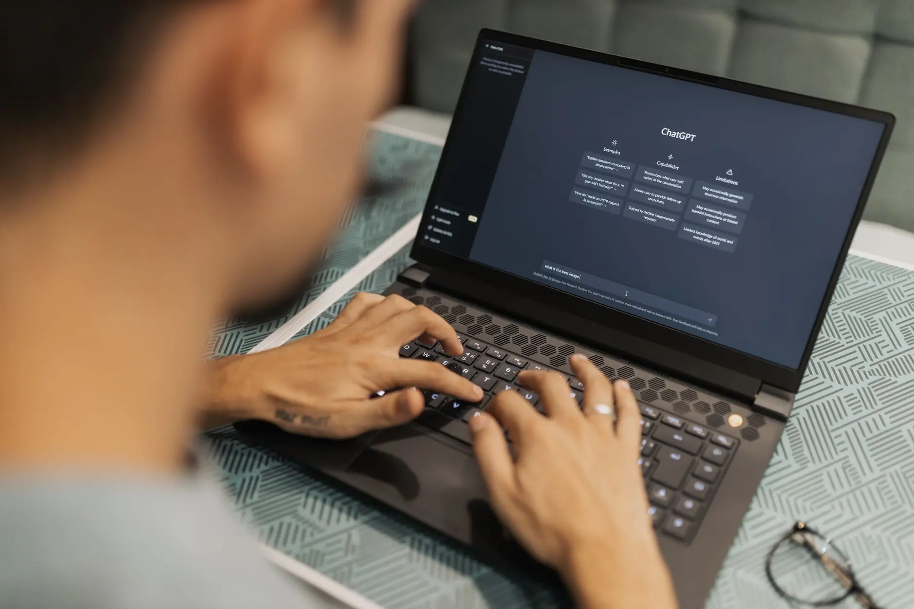 Laptop sa prikazom ecommerce prodavnice na ekranu na modernom stolu