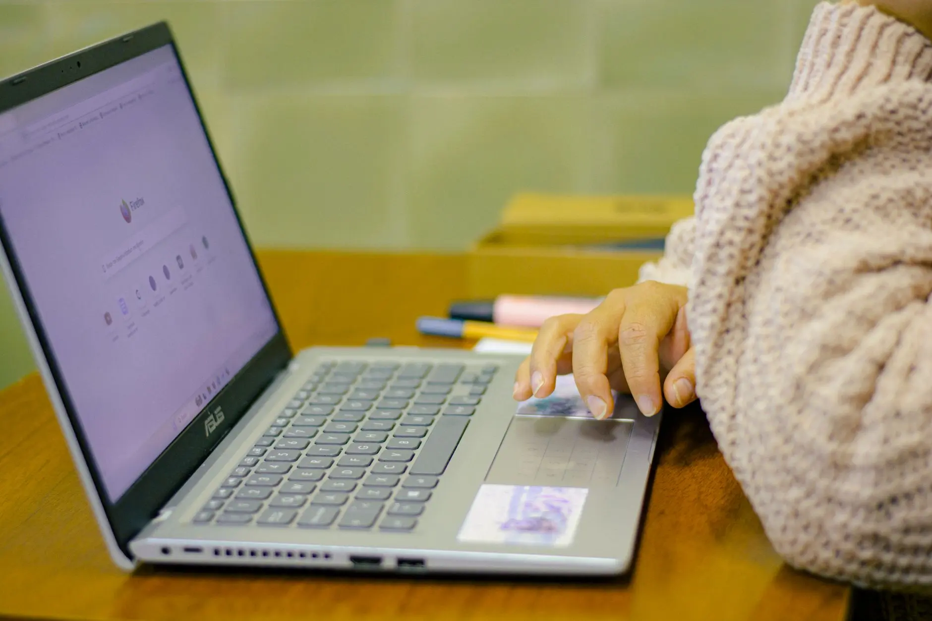 Laptop sa prikazom online prodavnice i paketima — SEO za online prodavnice