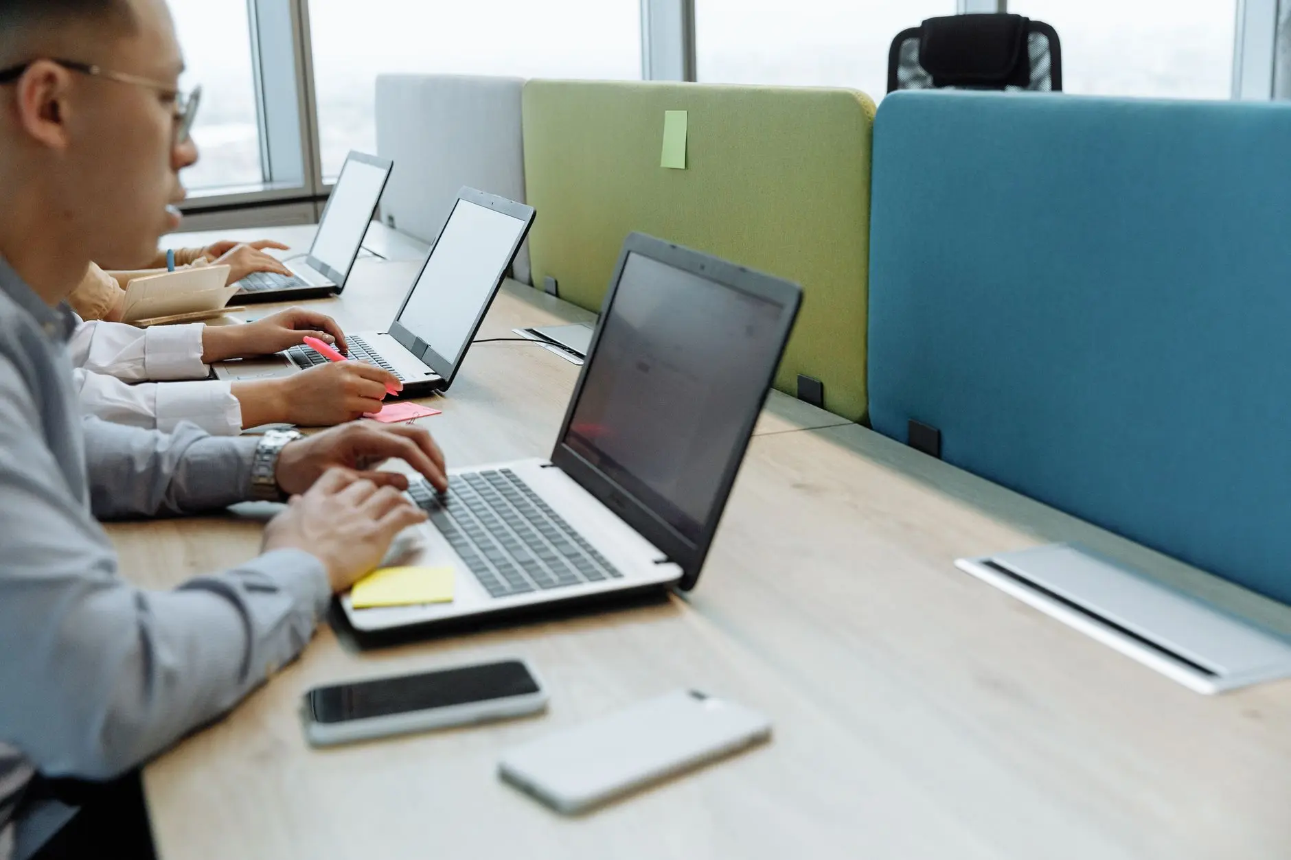 Moderne poslovne laptopove i dokumenti na stolu — B2B prodaja online
