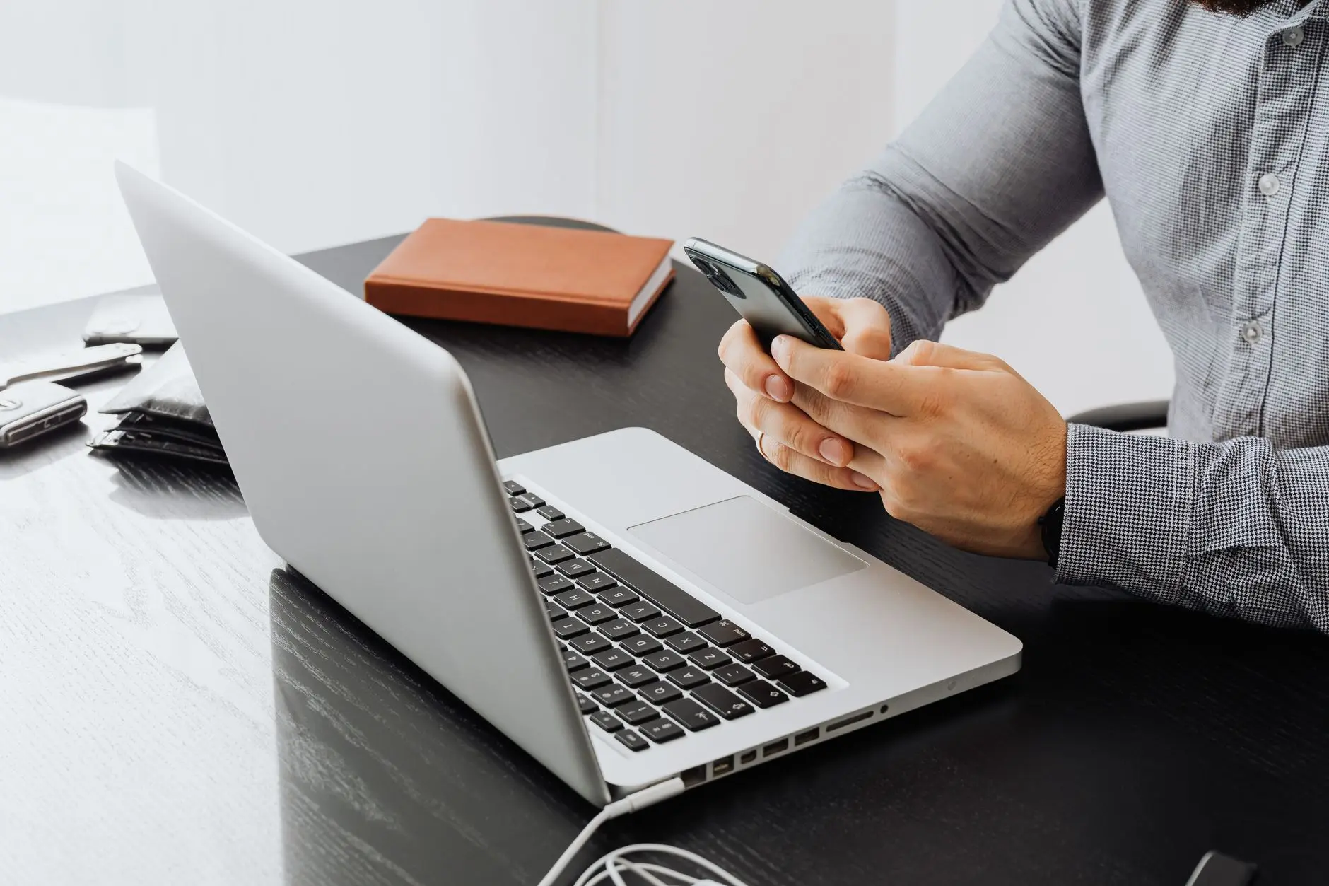 Mobilni telefon sa prikazom webshopa — SEO greške webshop