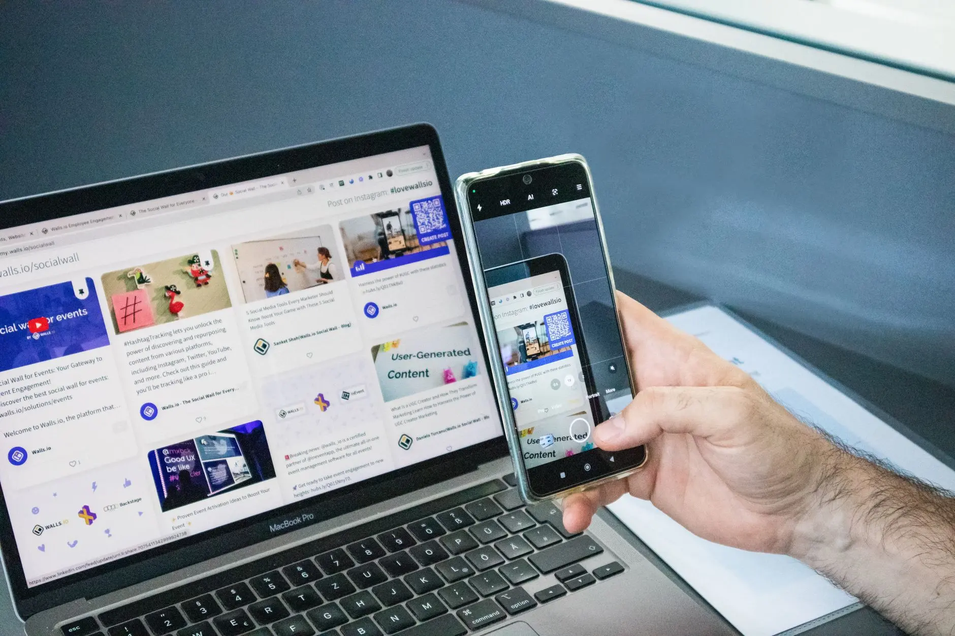 Prikaz više uređaja sa online store features 2026 na ekranu u savremenoj prodavnici