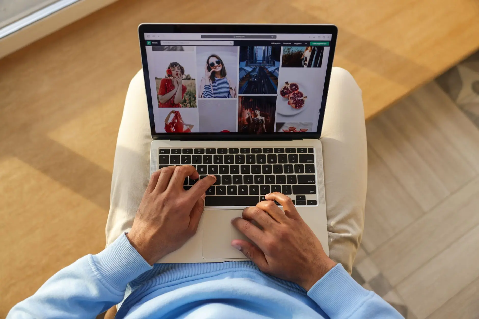Laptop sa otvorenim ecommerce sajtom i paketićima — ecommerce Srbija
