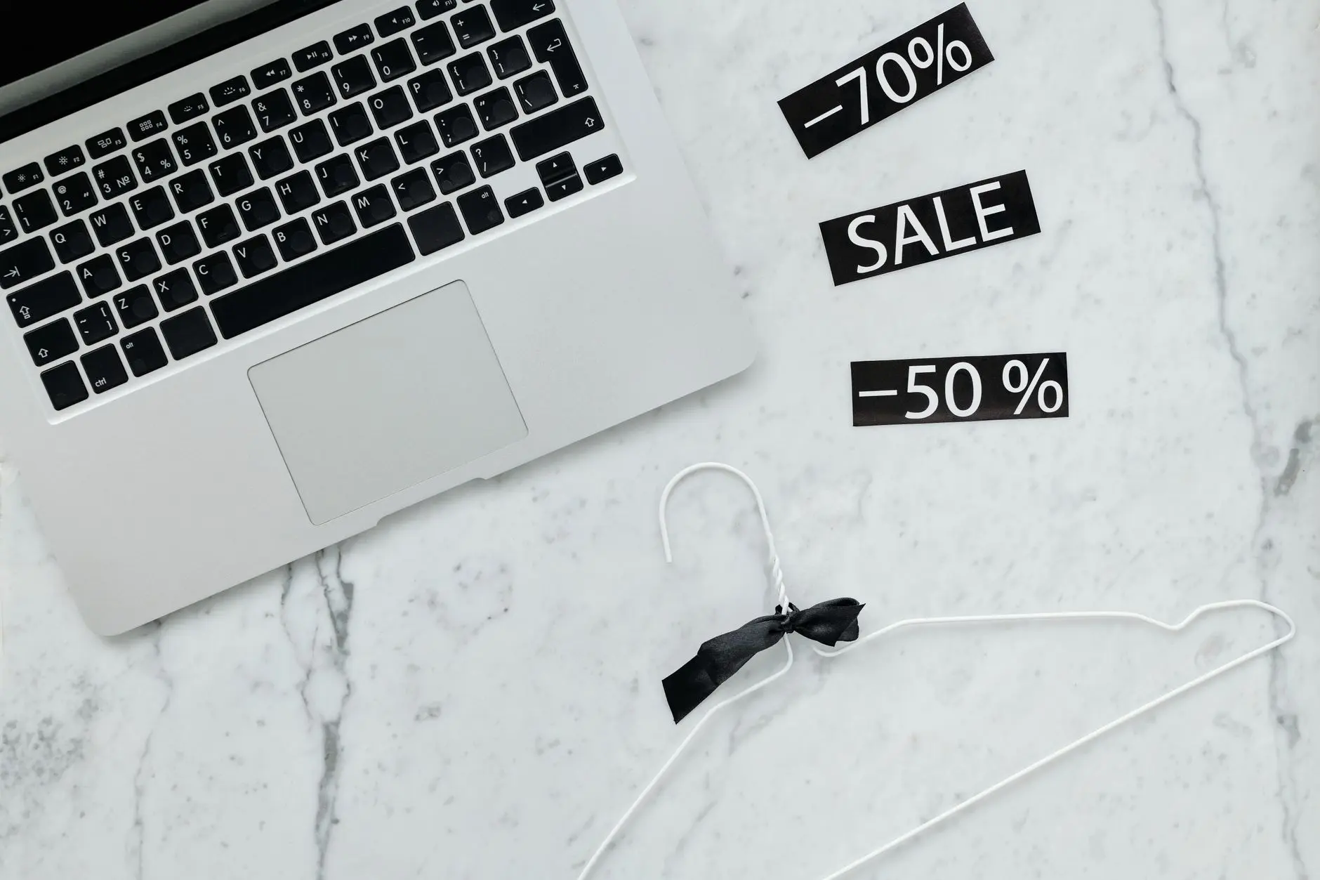 Laptop sa prikazom online prodavnice sa proizvodima i organizovanim kategorijama — kako pokrenuti online prodavnicu