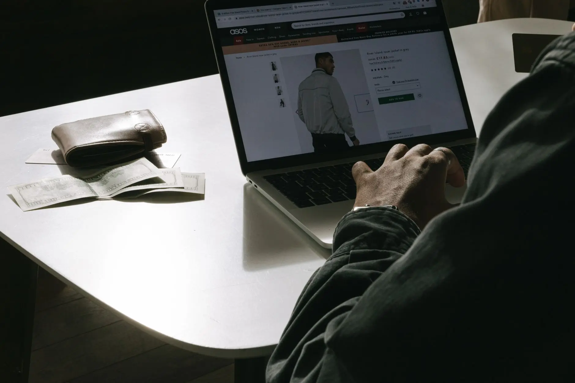 Laptop sa prikazom UX UI design online sales interfejsa za e-commerce prodavnicu