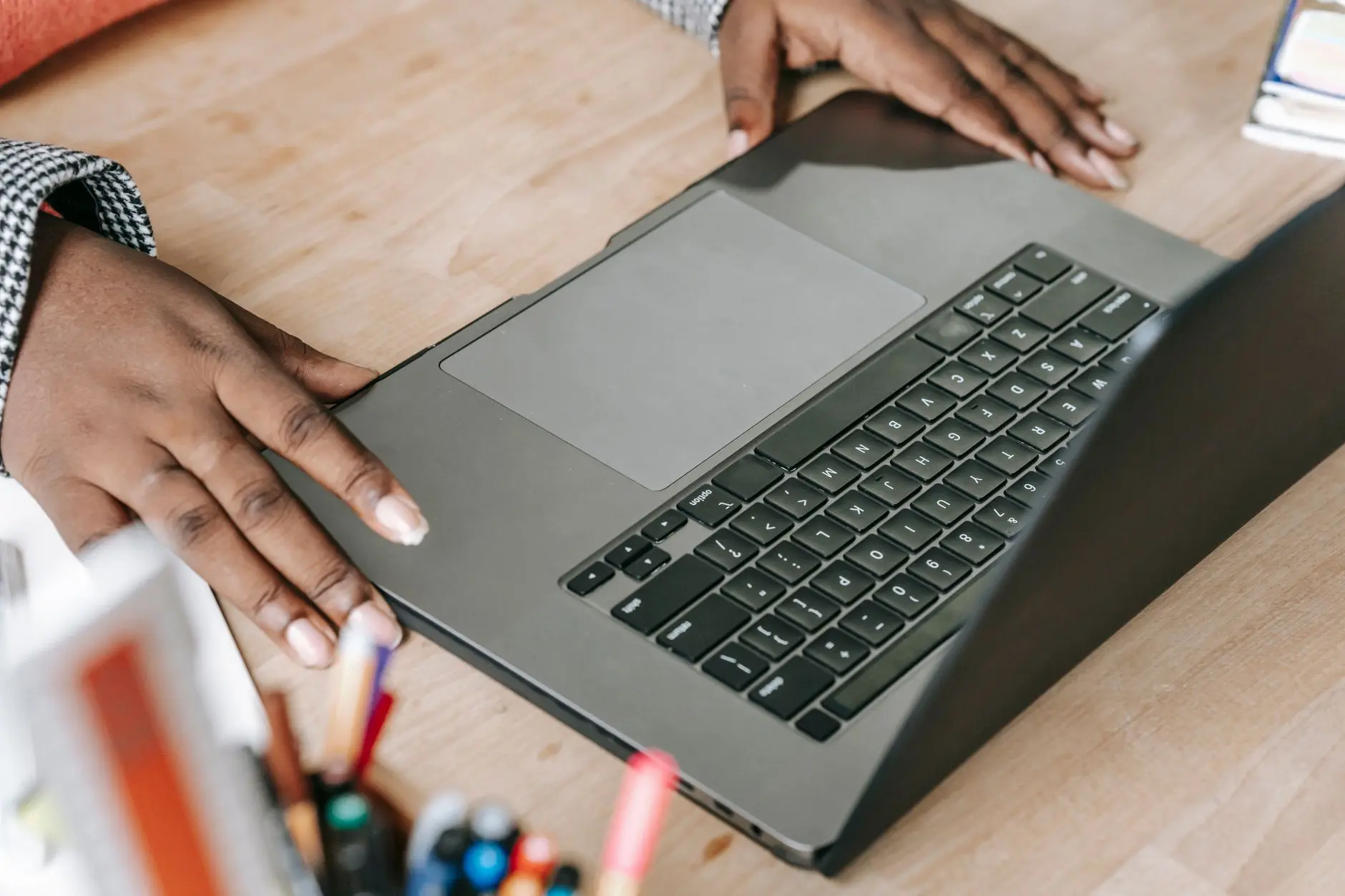 Laptop sa PayPal ekranom i kreditnim karticama kao simbol ecommerce plaćanja