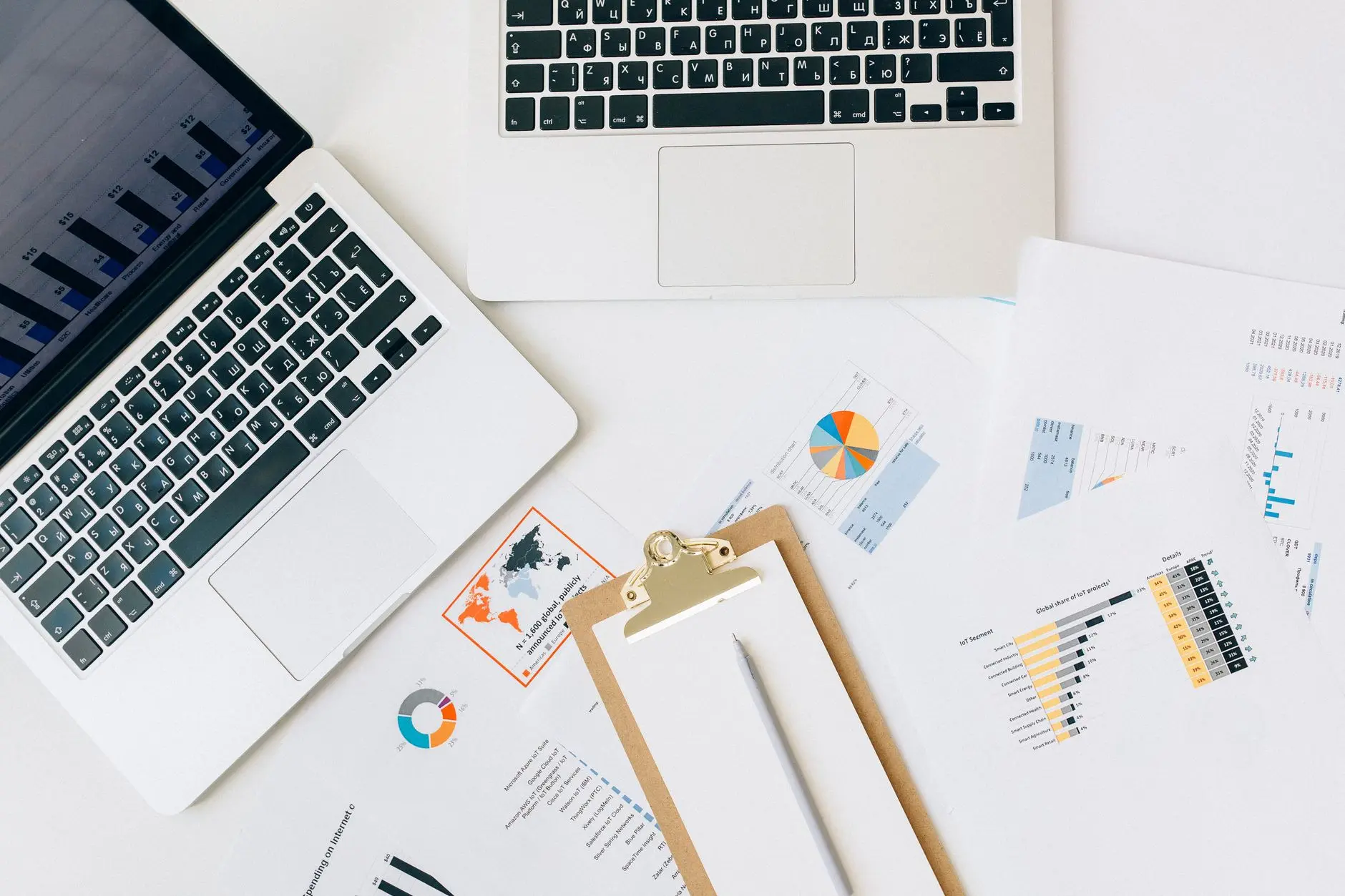 Laptop sa prikazom AI content creation tools na ekranu na radnom stolu