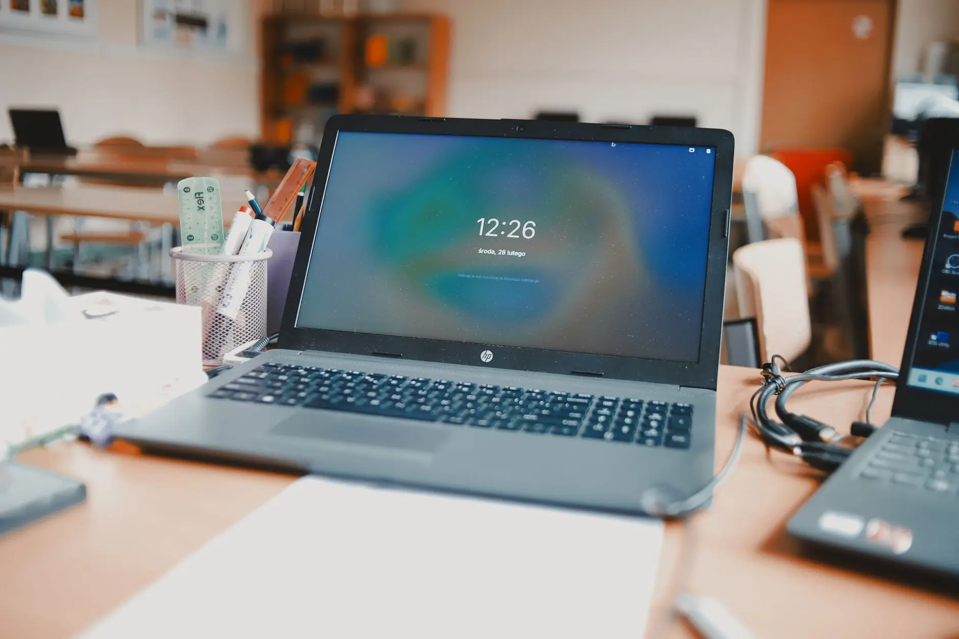 Laptop sa AI hologramom ilustruje AI blog writing pros cons
