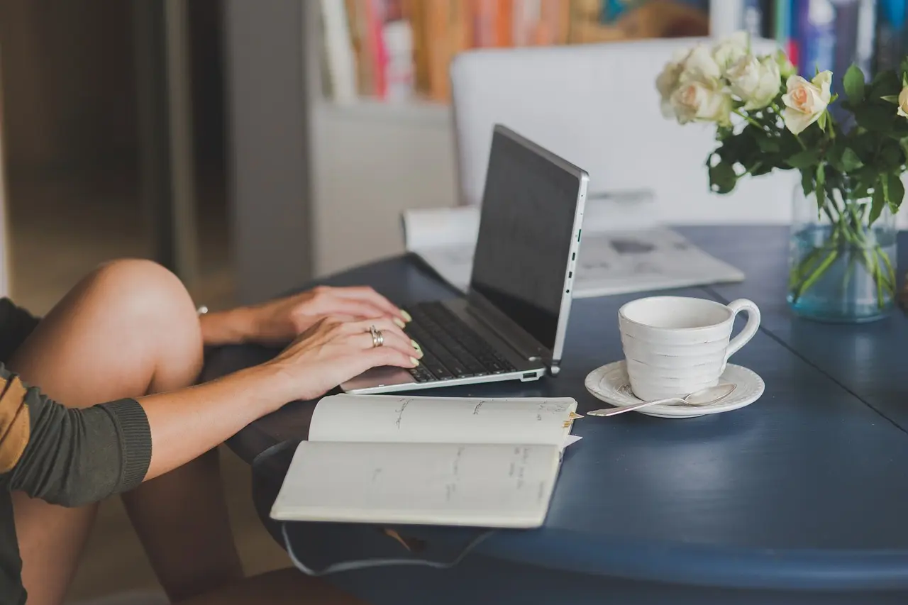 Laptop na stolu sa digital marketing mistakes small business prikazom na ekranu