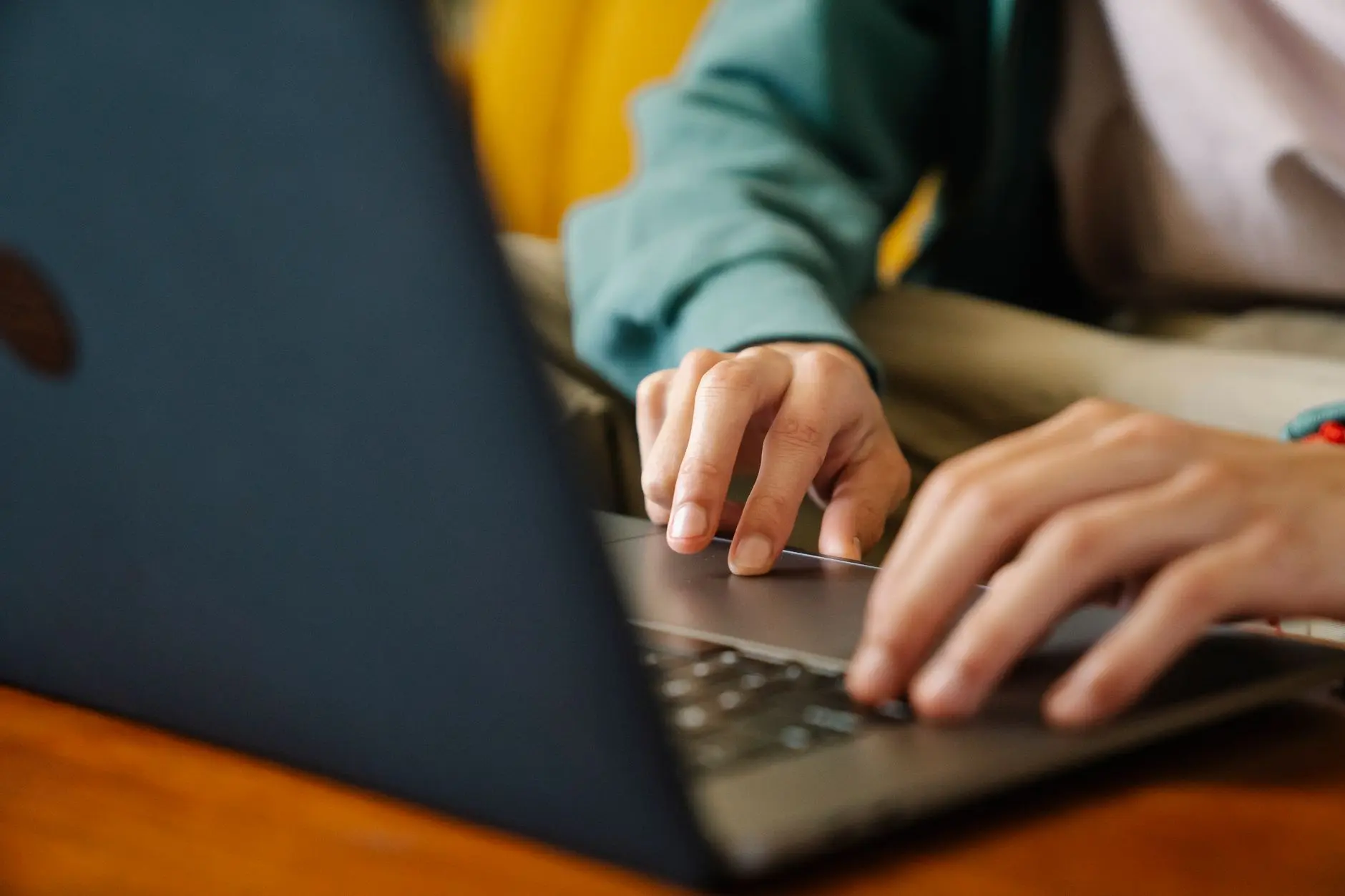 Laptop prikazuje pretragu za choose business domain name na belom stolu