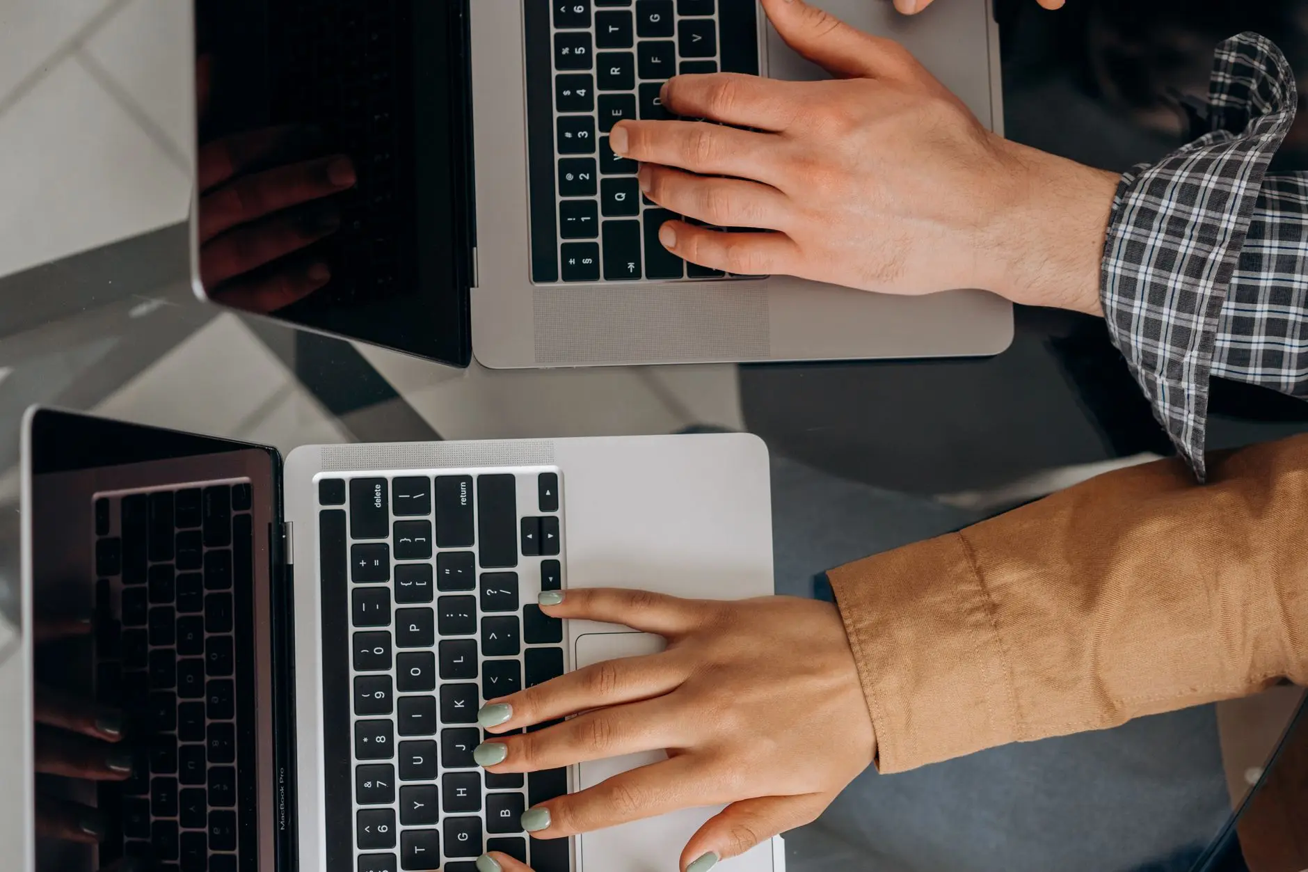 Laptop sa prikazom automatizovanog email marketinga za small business na ekranu