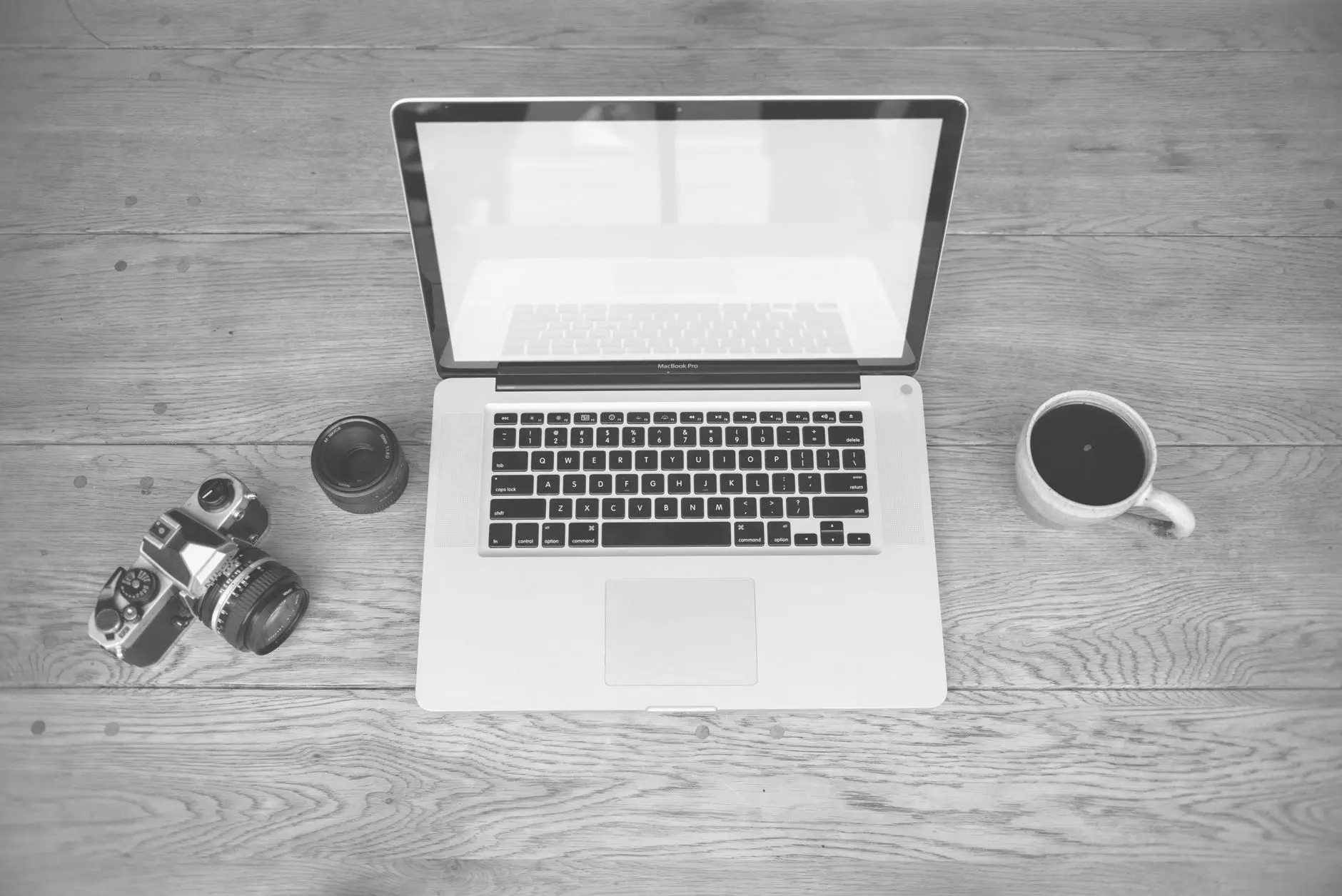 Laptop sa SEO analitikom na ekranu prikazuje digital marketing mistakes small business