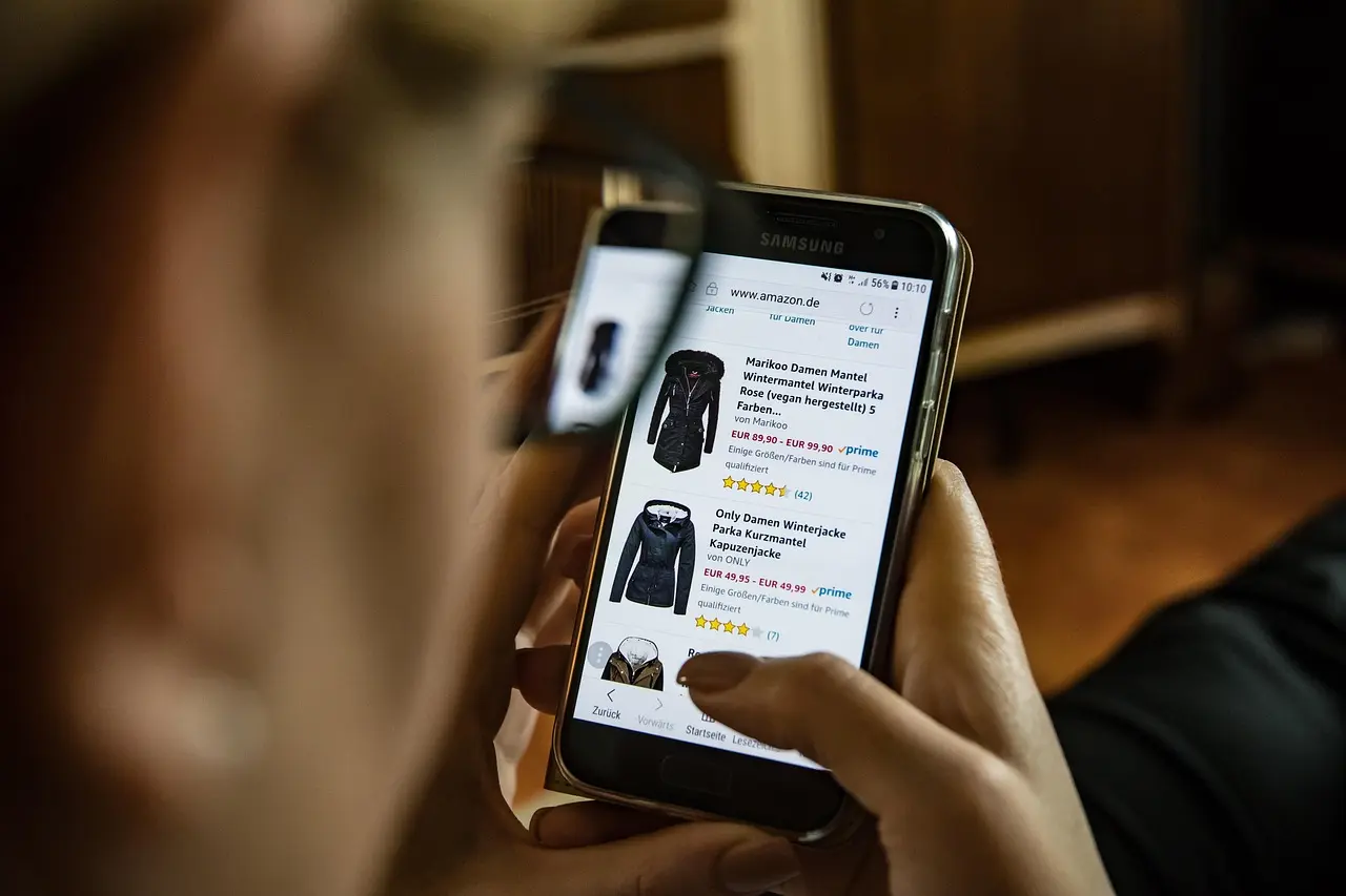Uporedni prikaz Shopify vs Shopakt vs WooCommerce na ekranima računara