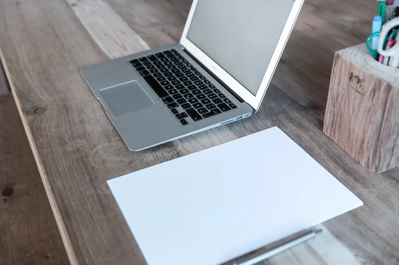 Proizvodi na stolu sa ambalažom i beleškama — write product descriptions