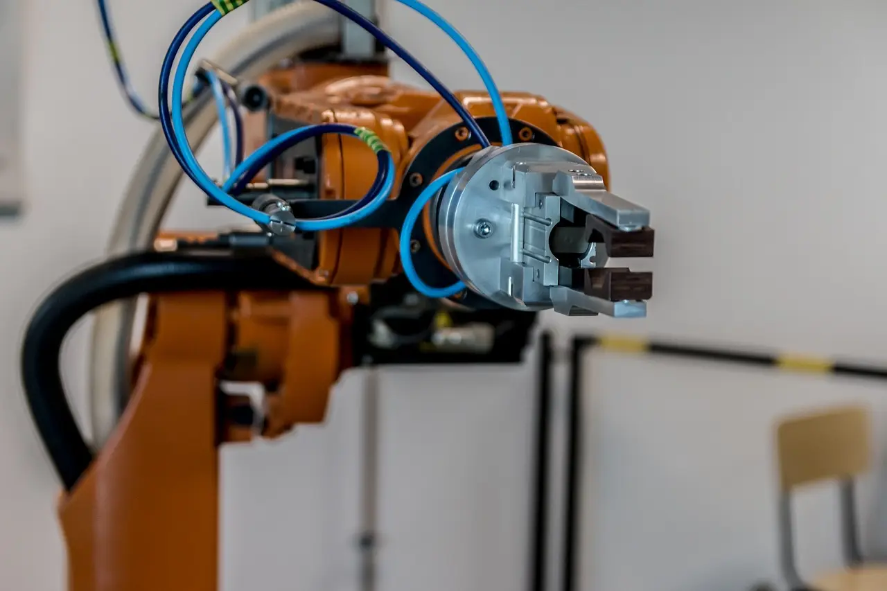 Robot kuca na laptopu, AI blog writing pros cons na savremenom radnom stolu