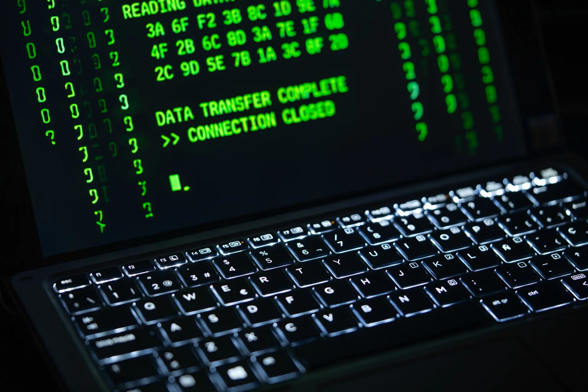 Laptop sa prikazom website security small business i ikonom katanca na ekranu