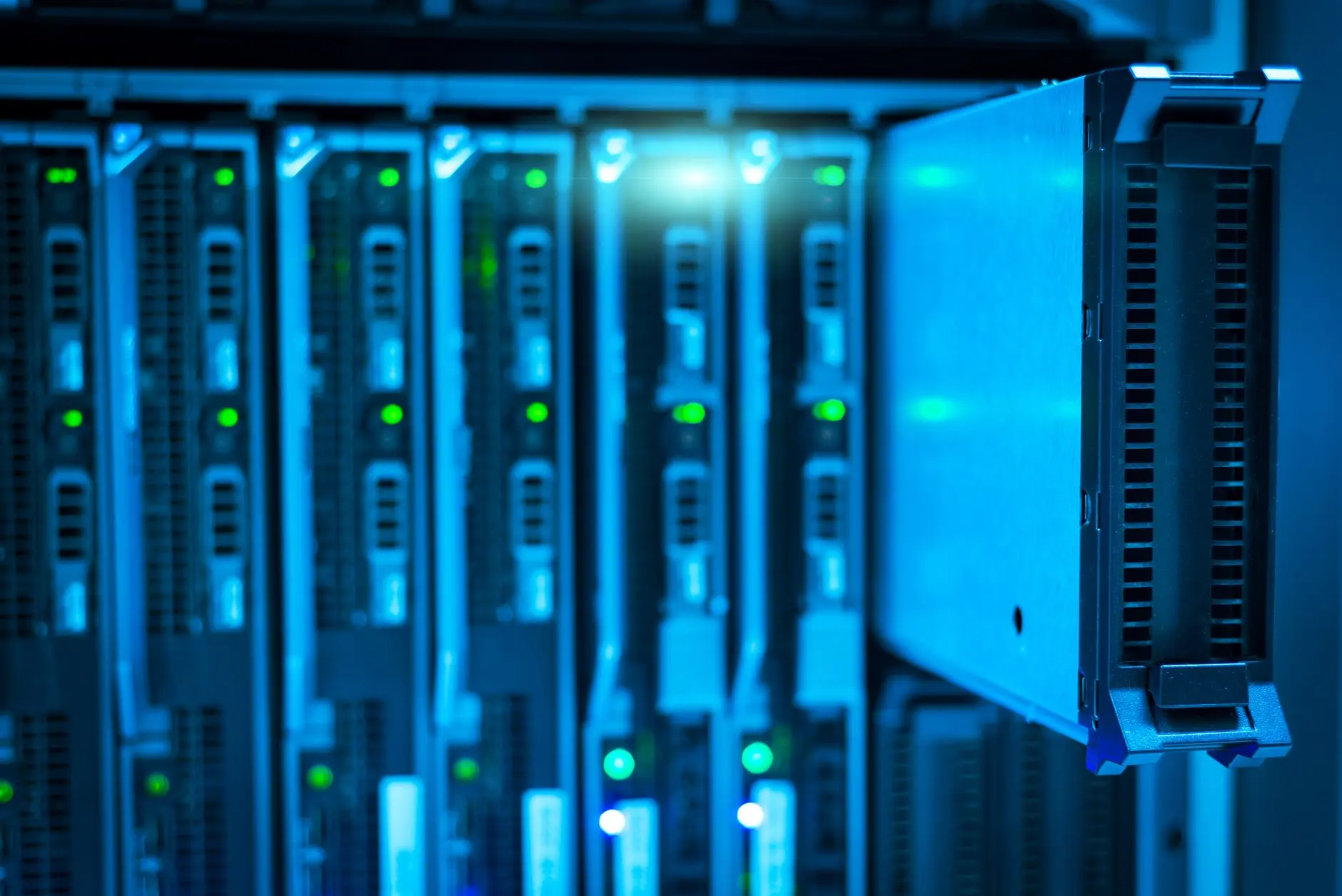 Server rackovi u data centru za choose business website hosting