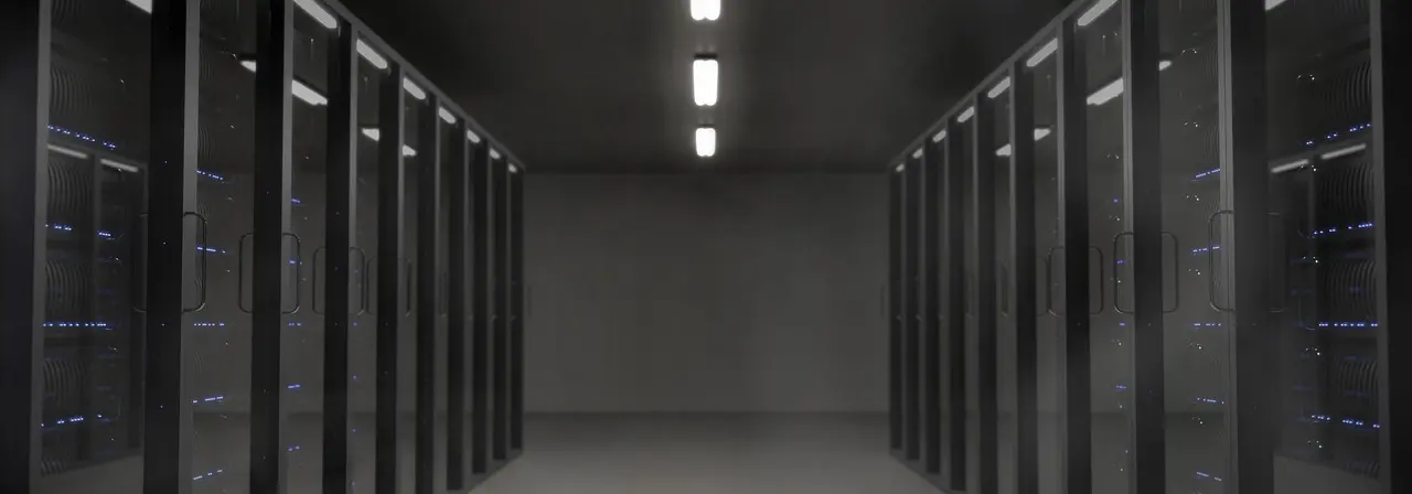 Server racks u data centru prikazuju choose business website hosting opcije