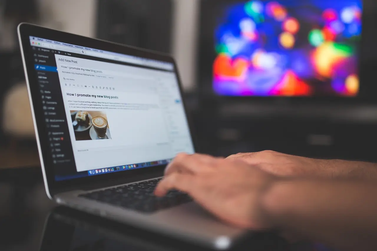 Laptop sa prikazom tehničkog SEO audita — what is technical SEO