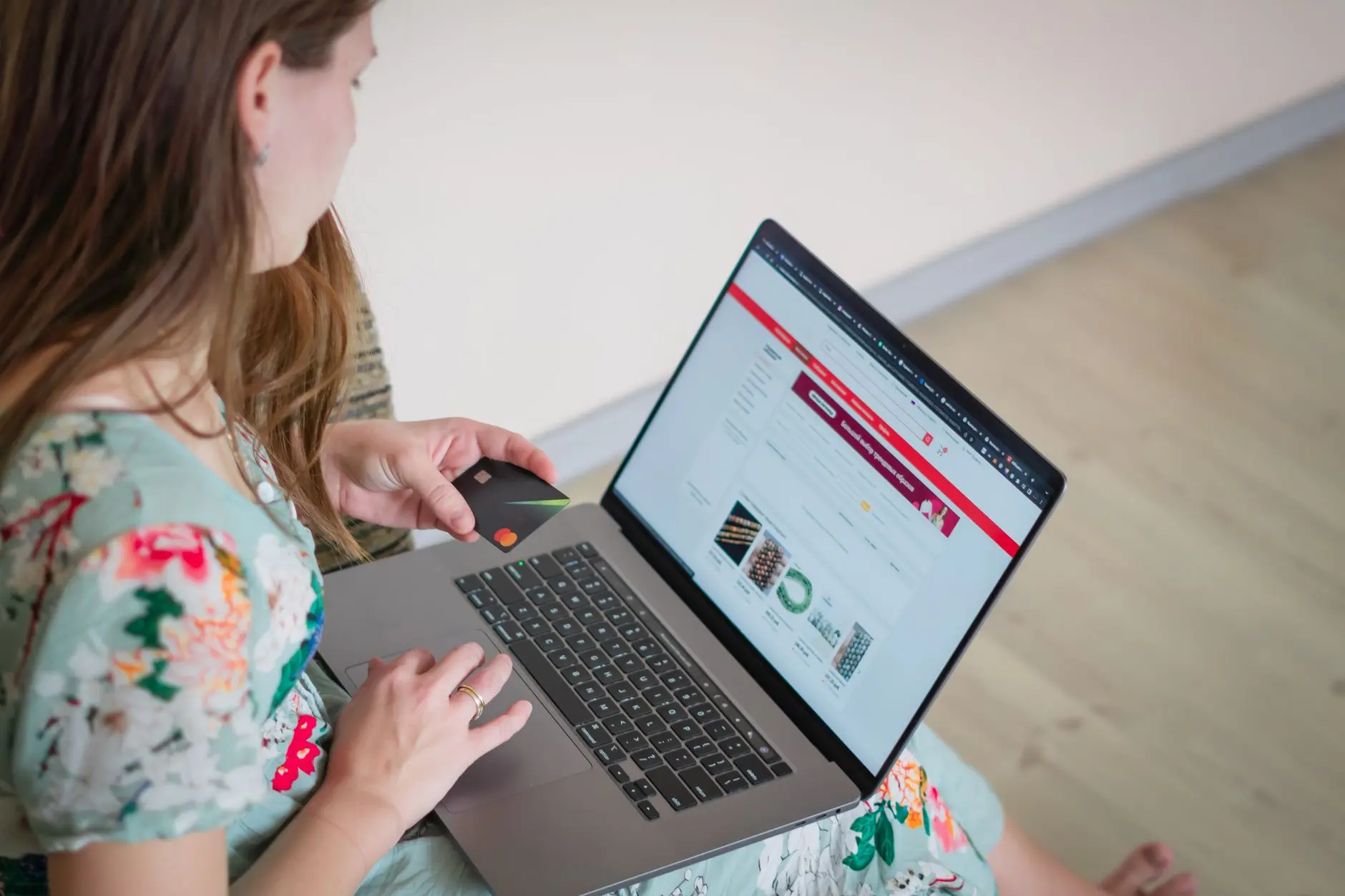 Radni sto sa planom za website launch plan, laptopom i skicama sajta