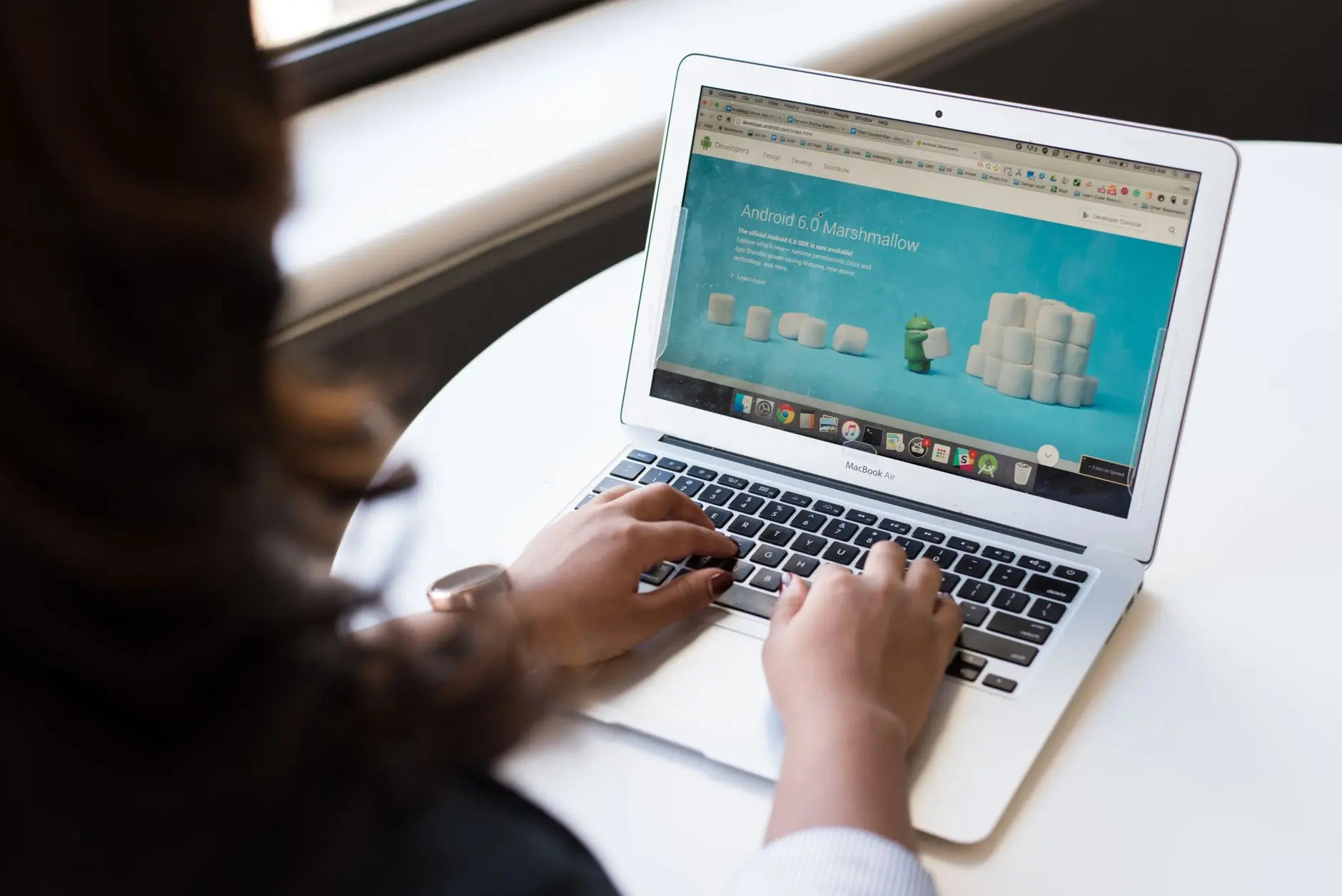 Računar sa wireframe prikazom i beležnicom — website development process